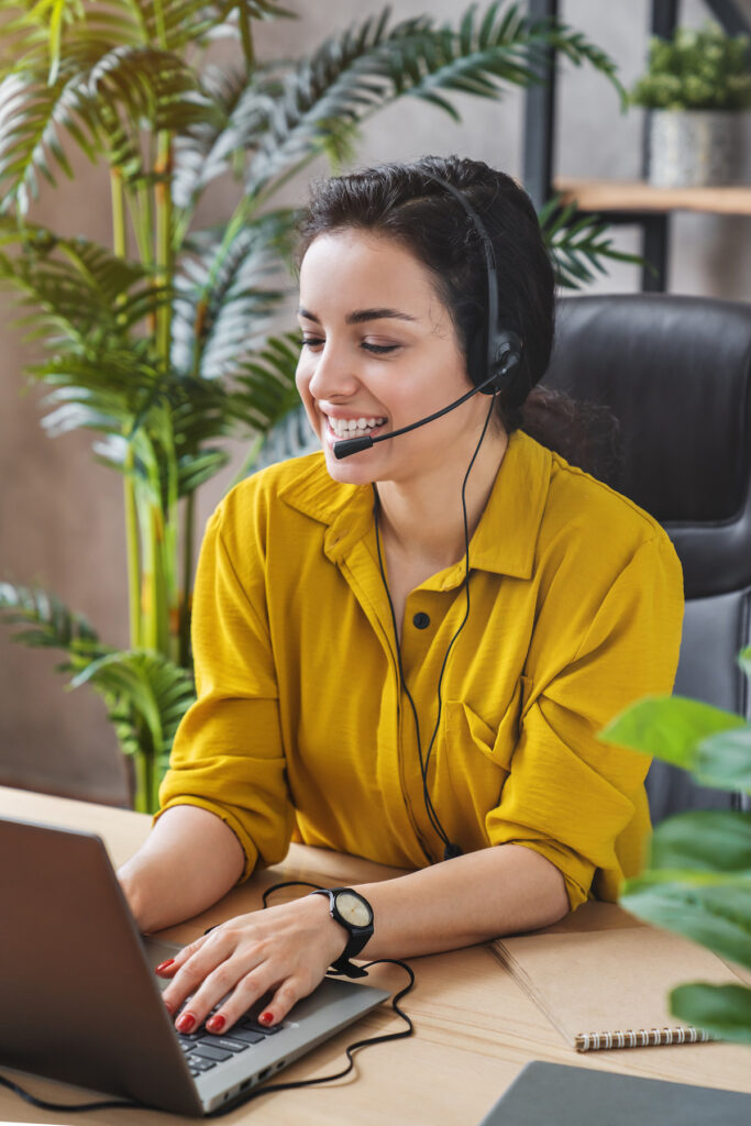 A women is helping her clients over a call relating to packing help for seniors services